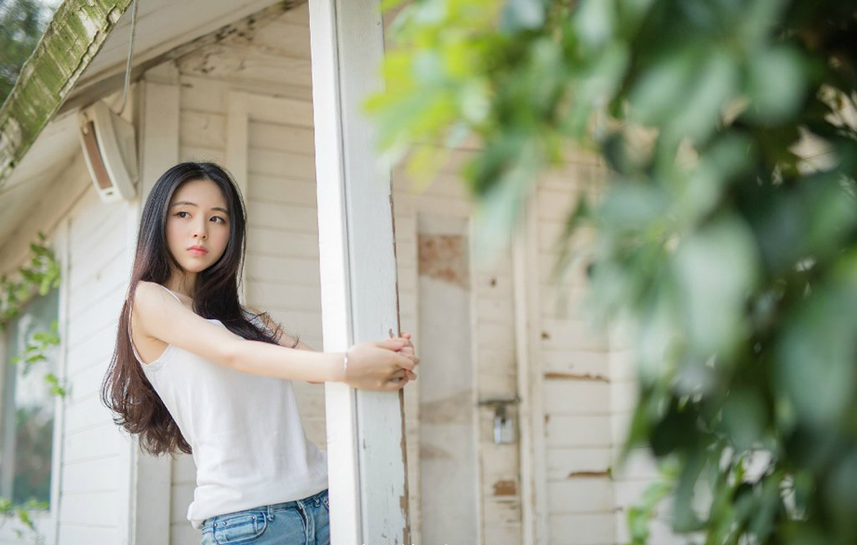 “为何不可？”刘璝抬起头，目光变得有些通红，便是张任，在对上刘璝那双眸子的时候，也不禁一窒，这个老实人发怒了，那种野兽般的眸子，让张任都有种不敢直视的感觉。